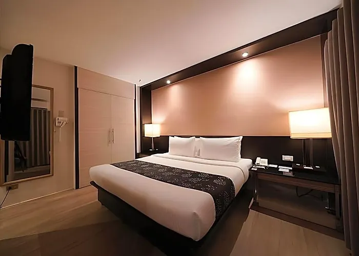 Executive Plaza 3*